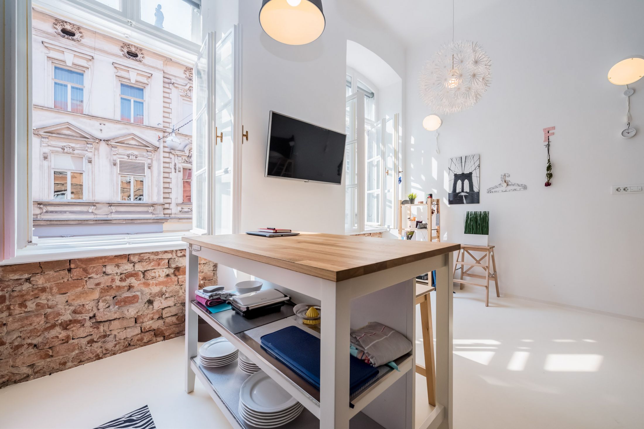 COOL & PRACTICAL APT.