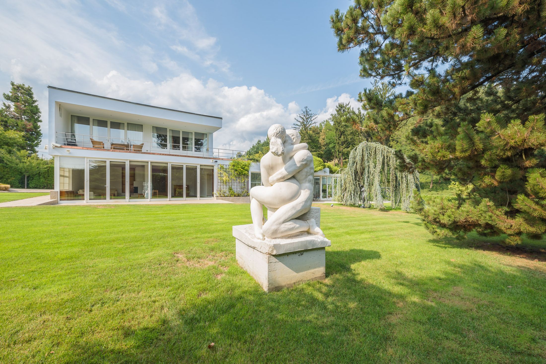 POSH WHITE RESIDENCY.