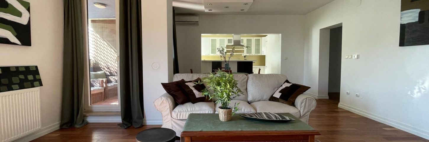 THREE ROOM IN QUIET STREET.