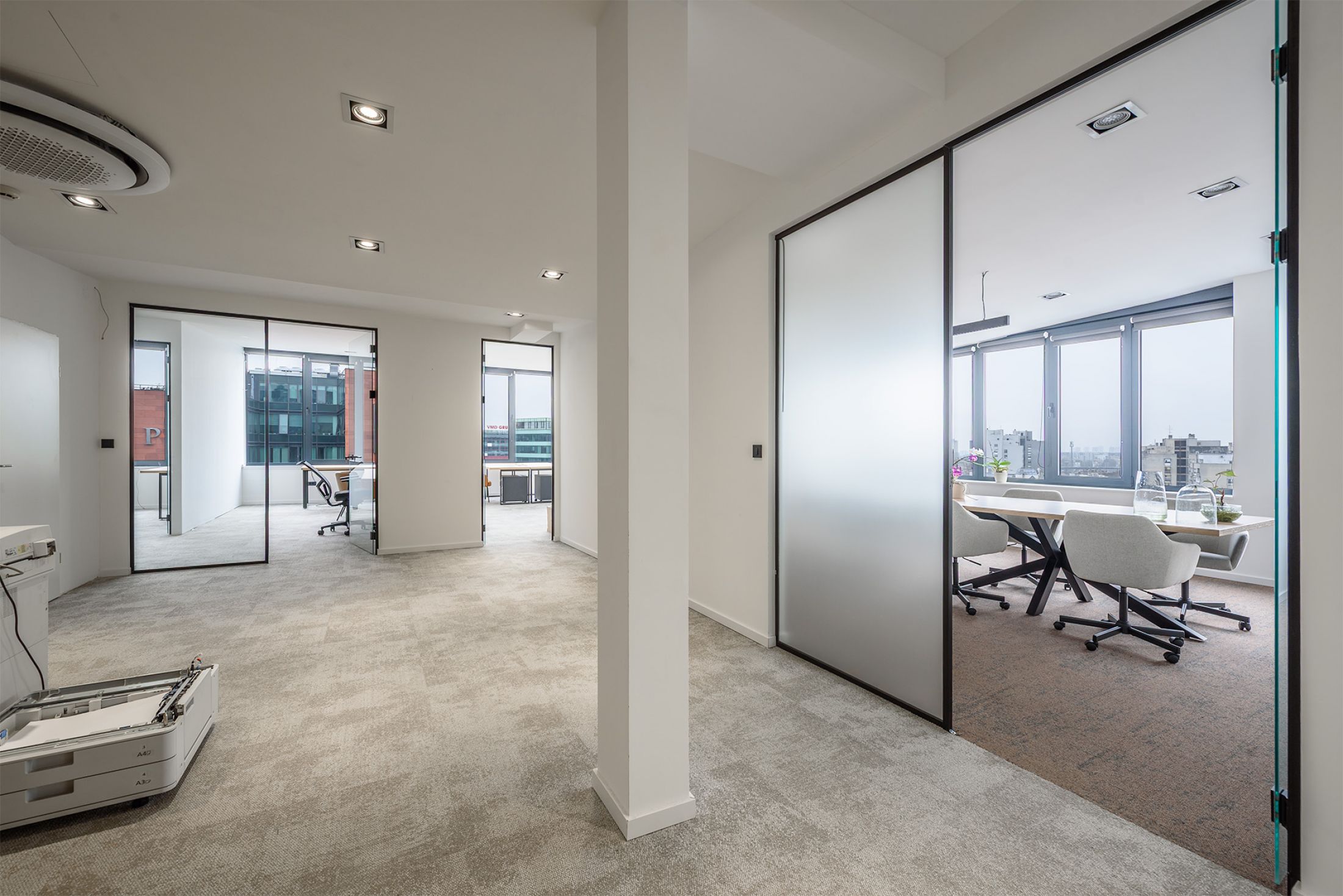 PREDIVAN URED U POSLOVNOJ ZONI.