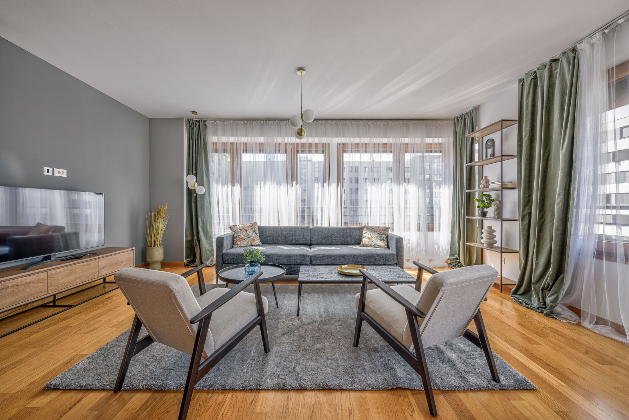 MODERN FURNISHED IN NEW BUILDING.