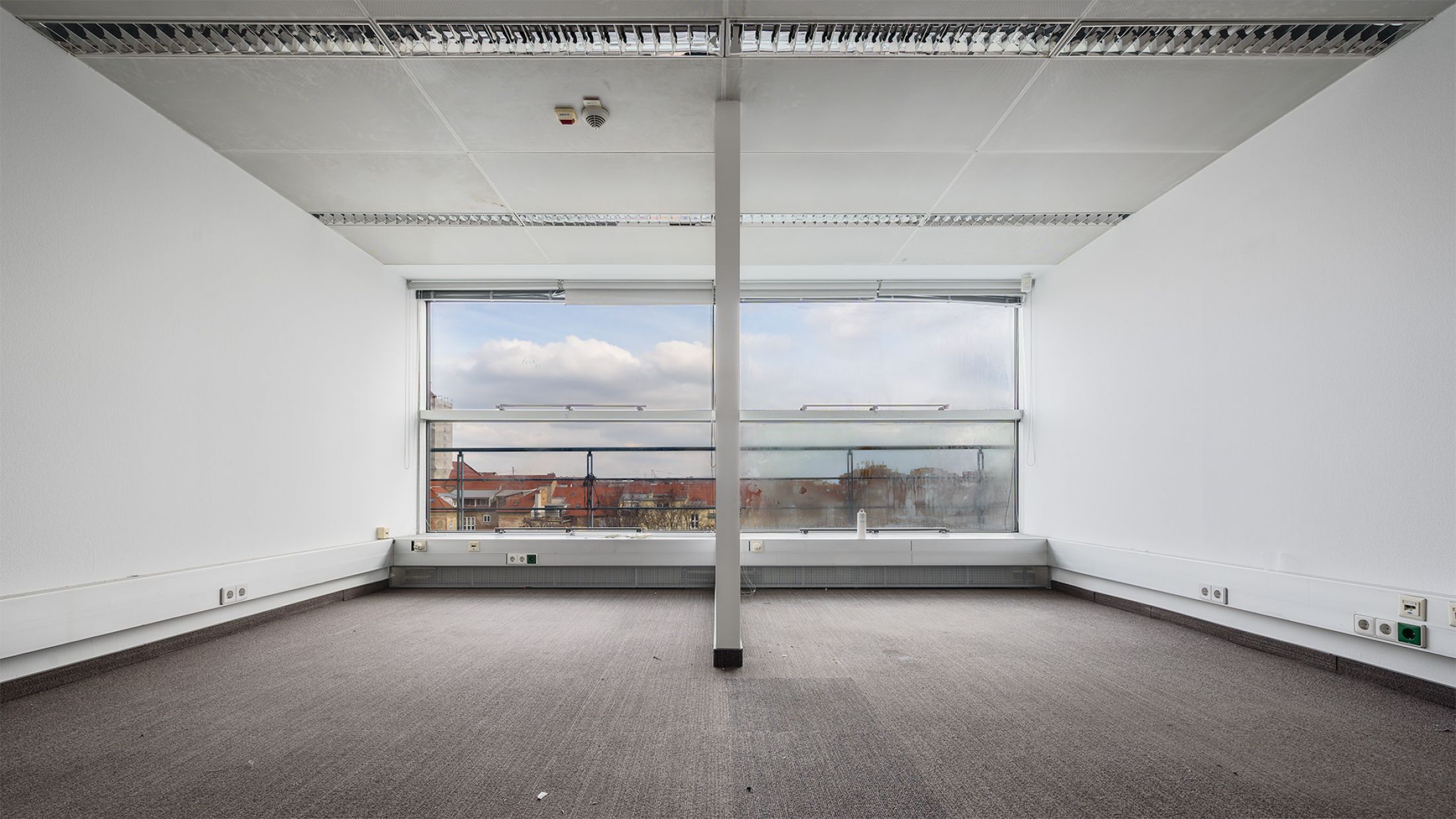 URED U STROGOM CENTRU.