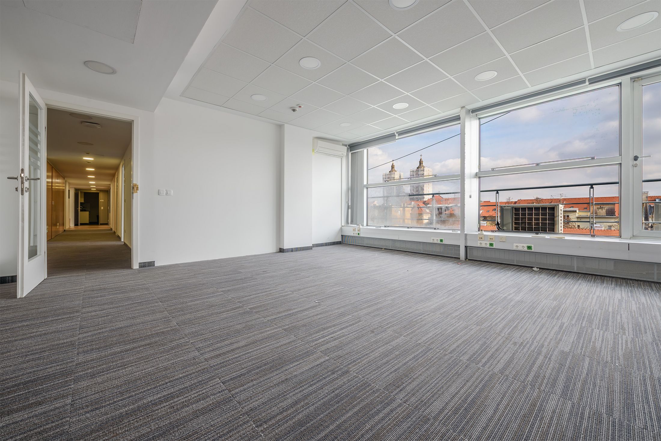 SPACIOUS OFFICE IN CENTER.