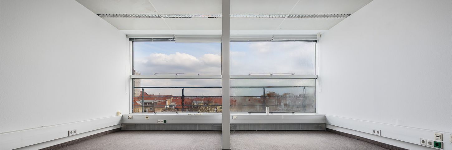 OFFICE IN STRICT CITY CENTER.